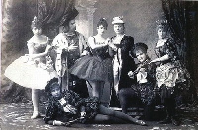 Участники премьеры "Спящей красавицы" в костюмах для I акта. В центре — Карлотта Брианца (Аврора).
Мариинский театр, 1890 год.