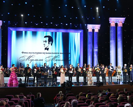 На IV Международном конкурсе вокалистов имени Муслима Магомаева. Фото: m-magomaev.ru