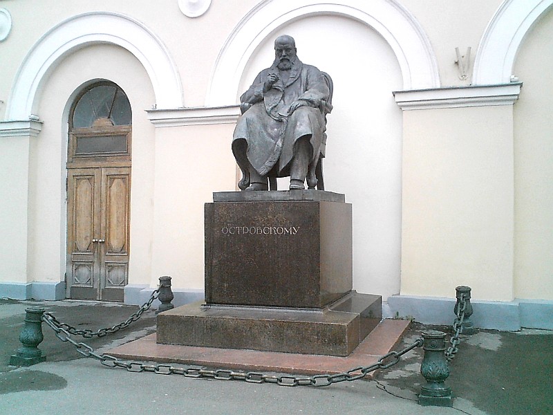 Памятник Островскому у Малого театра в Москве