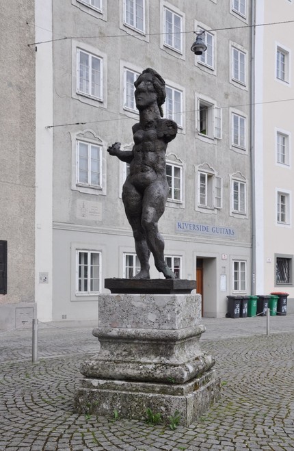 скульптура Маркуса Люперца «Моцарт — Чествование» (2005)