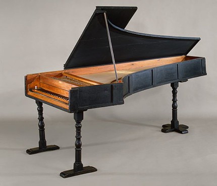 Первый в истории клавишный инструмент поразительно напоминает современный рояль