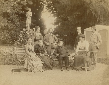 1900 group portrait at Verdi's house in Sant'Agata with various family and friends. Verdi is in the middle, and Giulio Ricordi is standing second from the right, with his wife seated below him.